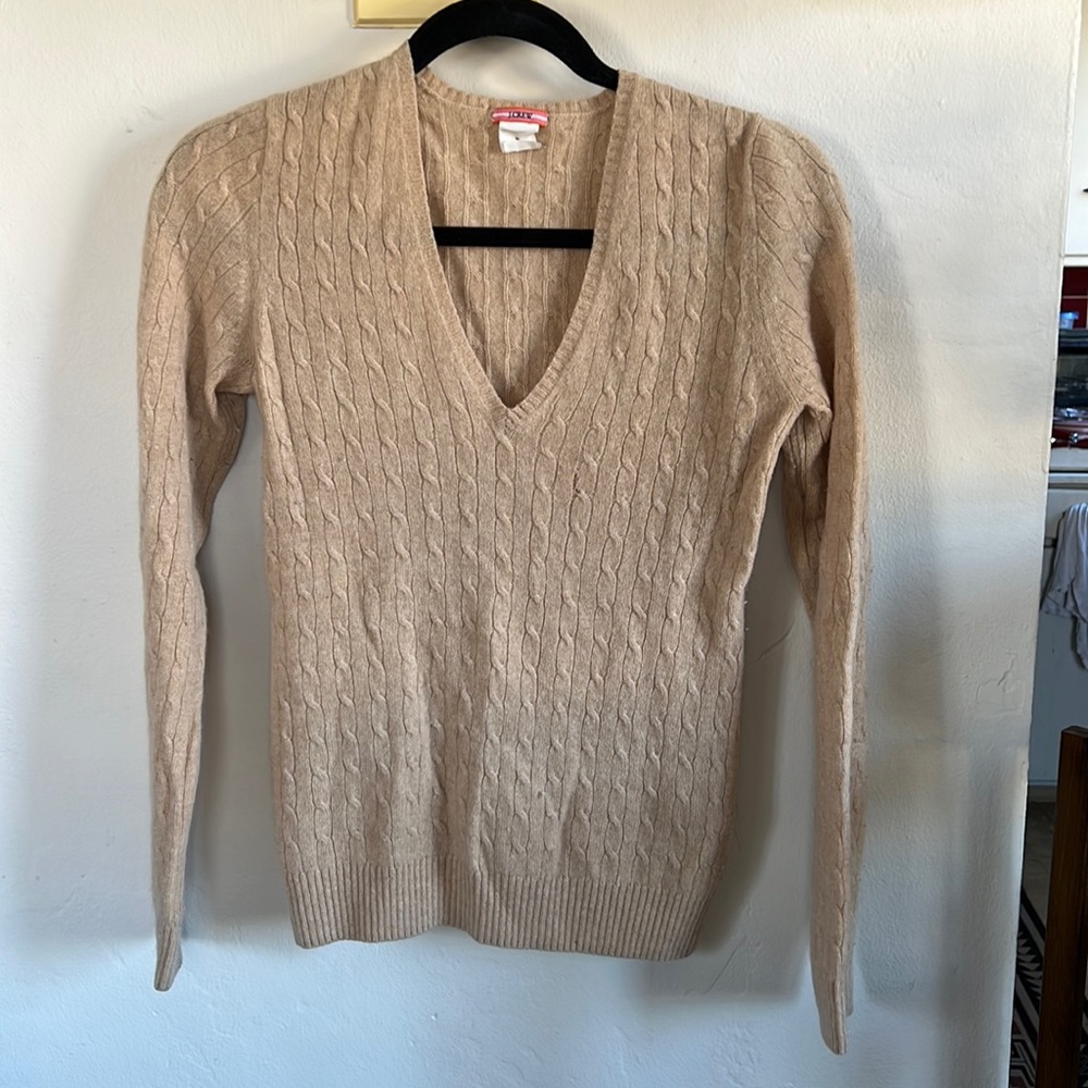 Super soft 100% cashmere j crew. good condition one small snag (see photo)